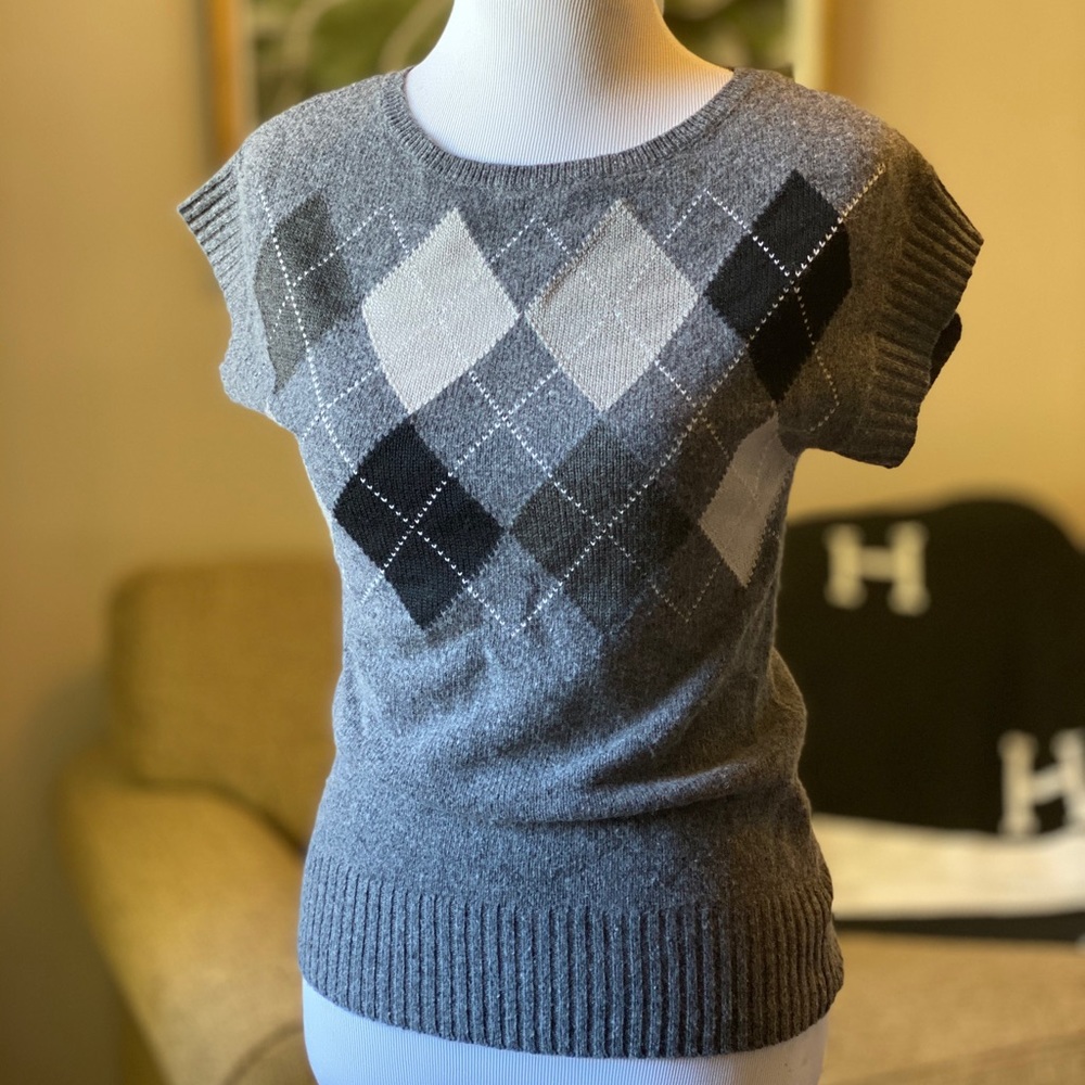 Sweater vest with plaid